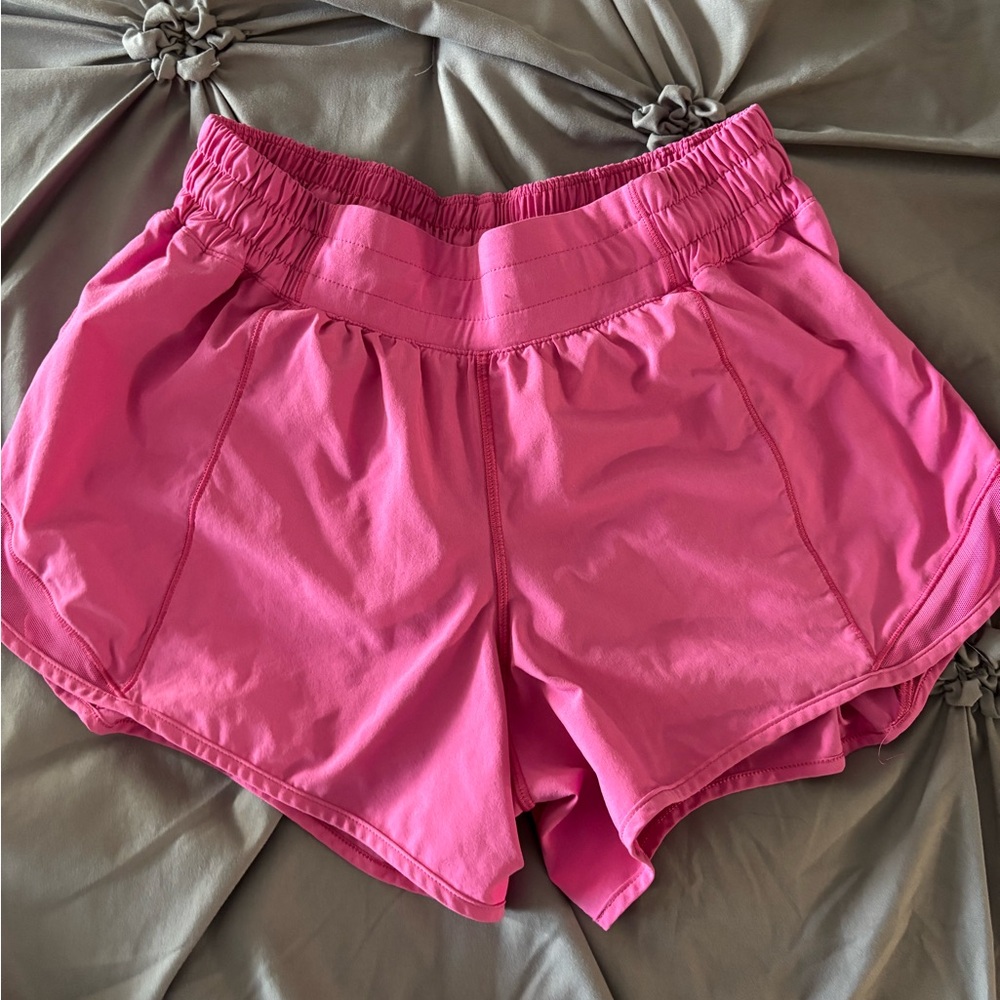Lululemon Sonic Pink Hotty Hot Shorts

Size 6 
High waisted 4”